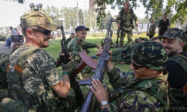 Бійці АТО вступили в бій з бойовиками  на Луганщині- є втрати. Всього за добу терористи здійснили 101 збройну провокацію проти сил АТО.