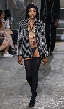 Супермодель Наомі Кемпбелл вийшла на подіум у спідній білизні. У Парижі повним ходом йде Тиждень чоловічої моди. 