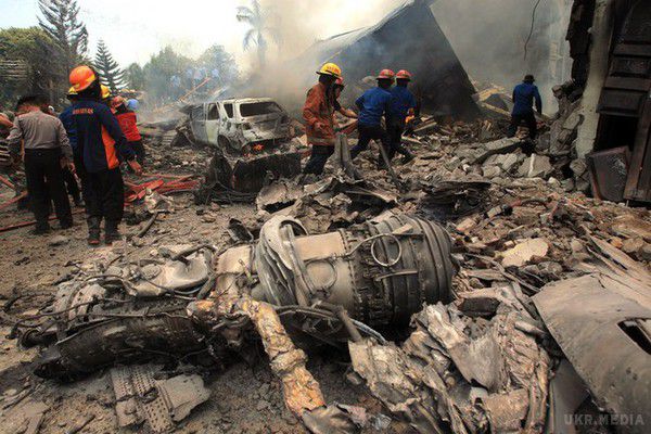 Військовий літак вибухнув в Індонезії: десятки загиблих(фото). Екіпаж літака запросив дозвіл на посадку майже відразу після зльоту, виявивши проблеми з літаком