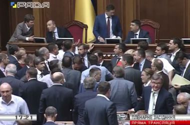 Депутати на чолі з Ляшком заблокували трибуну Ради. Спікер був змушений терміново покинути зал засідань