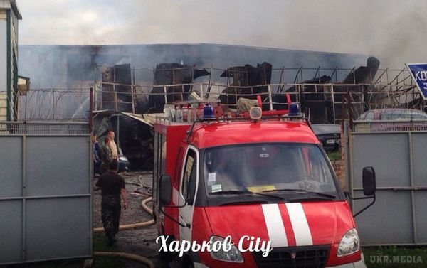 Пожежа на СТО в Харкові: постраждала одна людина і згоріло сім машин (відео). У Харкові в результаті пожежі на станції технічного обслуговування автомобілів постраждав один чоловік