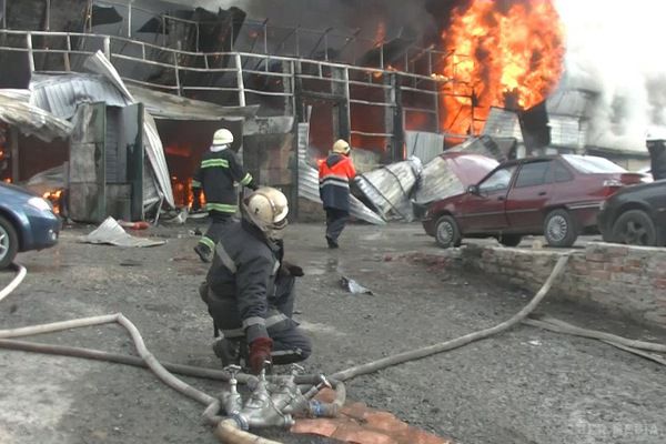 Подробиці вибуху і пожежі на приватному на СТО в Харкові (ФОТО). Крім того, в металевому ангарі вогнем знищено сім автомобілів, частково пошкоджено 15 машин, припаркованих на вулиці.