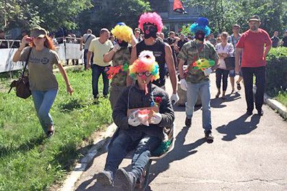 Мера Харкова біля суду зустріли клоуни. Активісти влаштували дискотеку з клоунами та інвалідними візками біля будівлі суду під час засідання у справі голови Харкова Геннадія Кернеса