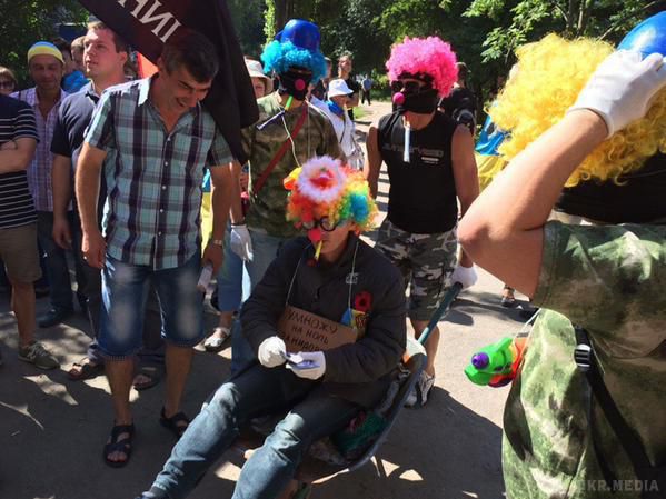 Почався суд над Кернесом. Кернеса в Полтаві під судом зустріли клоуни