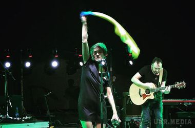 Земфіра вразила публіку, виступивши на концерті в Грузії з прапором України . Співачка підняла український прапор над головою