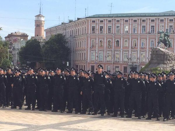  Серед нових поліцейських мер Кличко знайшов "братів по зросту". Серед патрульних знайшлися хлопці вище, ніж він!