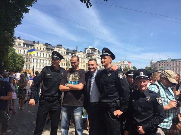  Серед нових поліцейських мер Кличко знайшов "братів по зросту". Серед патрульних знайшлися хлопці вище, ніж він!