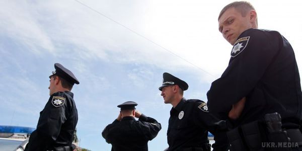 В Києві першого порушника  зловили нові поліцейські. Тепер в Києві 2 тисячі нових патрульних поліцейських.