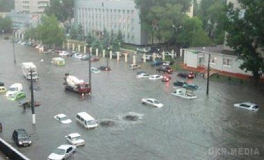 В Одесі з-за сильної зливи підтопило деякі вулиці. У деяких місцях рівень води сягав до півметра, в результаті чого проїжджа частина і тротуари виявилися повністю під водою
