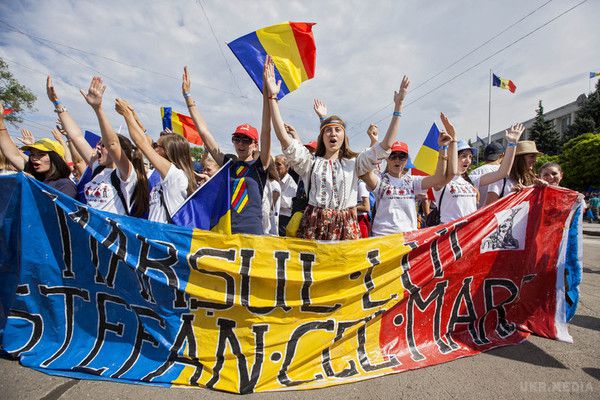 В Кишиневі пройшла акція за об'єднання Молдови і Румунії. Один з організаторів мітингу звернувся із закликом до президента Румунії Клаусу Йоханнису "взяти нас додому"