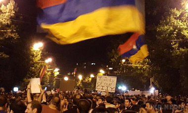  В Єревані демонстранти висунули ультиматум владі. Учасники акцій проти підвищення тарифів за електроенергію пригрозили просунути барикади вперед 6 липня, якщо їхні вимоги не виконають