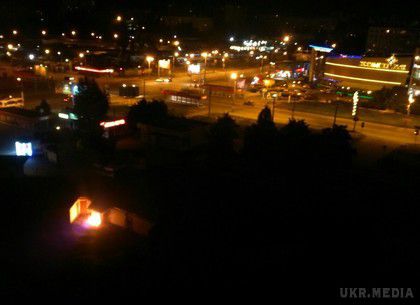 Нічна пожежа біля станції метро «Героїв Праці» (ФОТО). У Харкові на перехресті вулиць Академіка Павлова та Героїв Праці сталася пожежа.