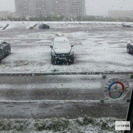 Російське місто Воркута завалило снігом (фото). Російське місто Воркуту завалило снігом, незважаючи на те, що на вулиці другий місяць літа. 