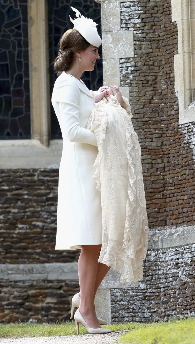 В Англії відбулася церемонія хрещення принцеси Шарлотти(фото). Хрещення принцеси Шарлотти відбулося у церкві Святої Марії Магдалини в королівському Сандрингемському палаці у графстві Норфолк