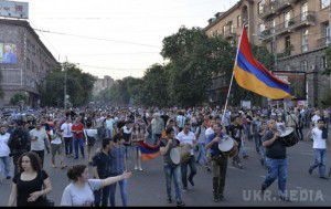 ''Кінець Майдану''- поліція придушила протести у Єревані . Охоронці правопорядку у столиці Вірменії за лічені хвилини ліквідували барикади протестувальників. Кілька десятків з них за опір поліції арештовані та доставлені у поліцейські відділки.