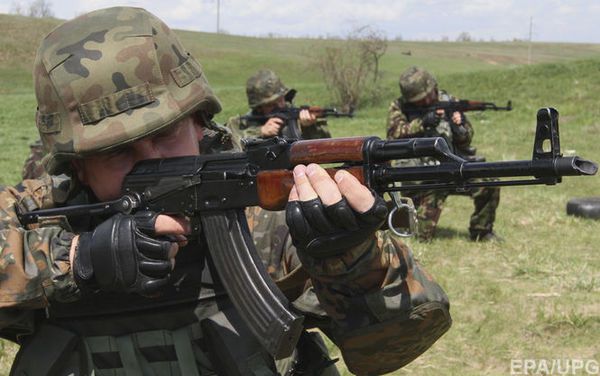 На Маріупольському напрямку зав'язався бій з двома піхотними групами бойовиків - зведення. Силовики ведуть боротьбу з терористами в районі населеного пункту Богданівка