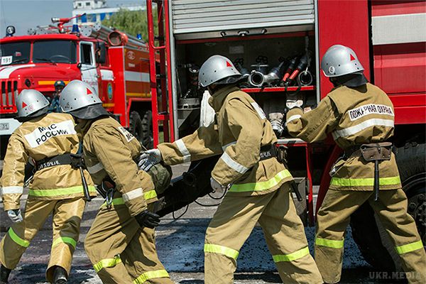 Москва. Пожежу на ринку  гасили 3 вертольоти. У Москві загорівся будівельний ринок "Молоток" на території Нової Москви. Для ліквідації пожежі була залучена як авіація, так і наземна техніка.