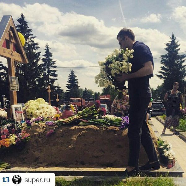 В День народження Жанни Фріске Дмитро Шепелєв приїхав на її могилу (фото). В руках Дмитро тримав букет білих квітів.
