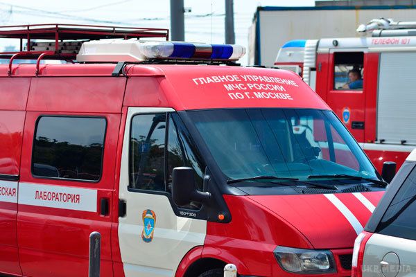 Пожежа. Вогонь охопив всі поверхи ЗІЛа (відео). Площа пожежі на ЗІЛі складає близько двох тисяч квадратних метрів, до гасіння залучено 30 машин і два вертольоти. Якщо вогонь охопить будівлі цілком, потрібно термінова евакуація людей із сусідніх районів, екологи побоюються.
