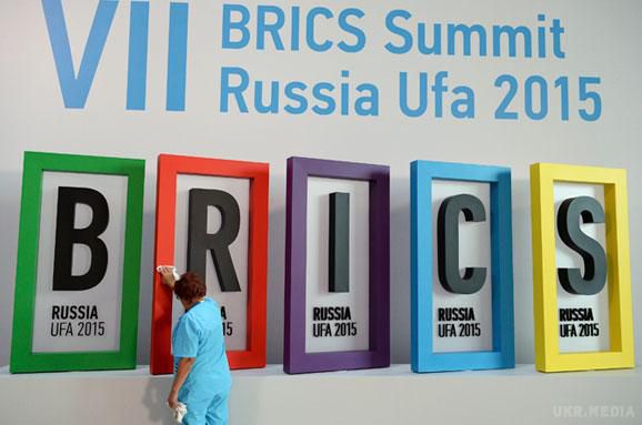 Росія і Китай разом долають труднощі . Росія віддає собі звіт в труднощах, з якими стикається в економіці і зовнішній політиці, але, об'єднавши зусилля з Китаєм, зможе їх подолати. Таку думку висловив президент Володимир Путін в ході зустрічі з головою КНР Сі Цзіньпіном на полях саміту БРІКС в Уфі.