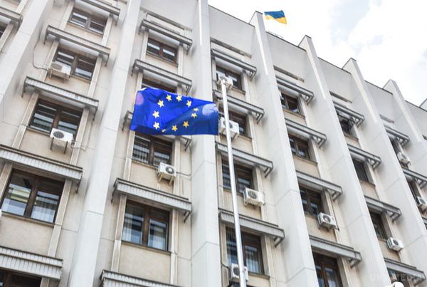 Чому в Одесі прапор ЄС потіснив Державний прапор України. Біля входу в обласну адміністрацію Одеси більше немає жовто-блакитного стягу. Зовсім несподівано його замінили прапором Євросоюзу.