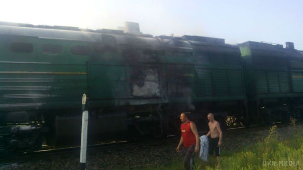 Під Миколаєвом загорівся пасажирський поїзд: фото. За попередніми даними, ніхто не постраждав. Але пасажири були змушені добиратися до пункту призначення своїм ходом