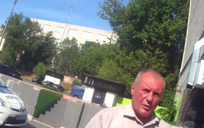 Ну що ж ви, генерале: #Kyivpolice не пустила п'яного офіцера за кермо (відео). Чоловік спочатку обіцяв "приїхати до поліції"