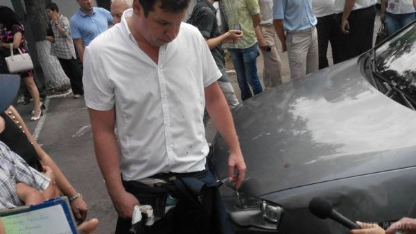 Мер Полтави на автомобілі наїхав на депутата міськради Олександра Шамоту. Мамай збив депутата і провіз його на капоті автомобіля. 