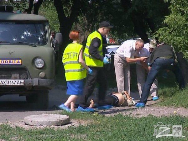 Пограбування поштової машини в Харкові: три трупи (фото, відео(. У Харкові скоєно зухвале пограбування поштового автомобіля. Загинули три людини.