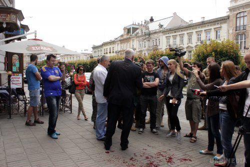 У Львові Ігоря Шурму облили свинячою кров'ю (ФОТО). Інцидент стався після прес-конференції, яку народний депутат від «Опозиційного блоку» давав з нагоди відкриття своєї громадській приймальні.