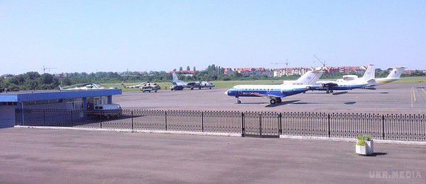 Скупчення літаків і вертольотів, аеропорт Ужгорода. Для маленького аеропорту в Ужгороді це небачений движняк.