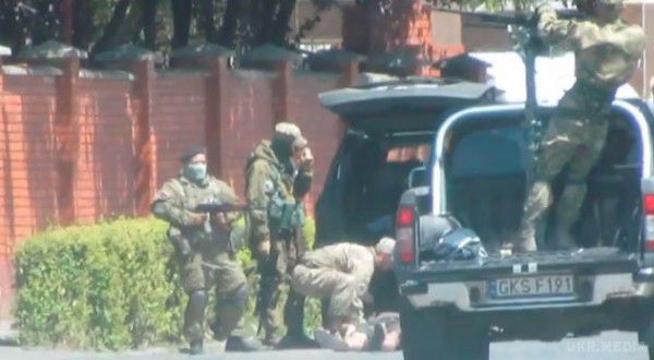 Моторошне відео перестрілки та вбивства у Мукачевому. На відео зафіксовано, як вчора, 11 липня, стрільці із "Правого сектору" тягнули мертве тіло до багажника автомобіля. 

