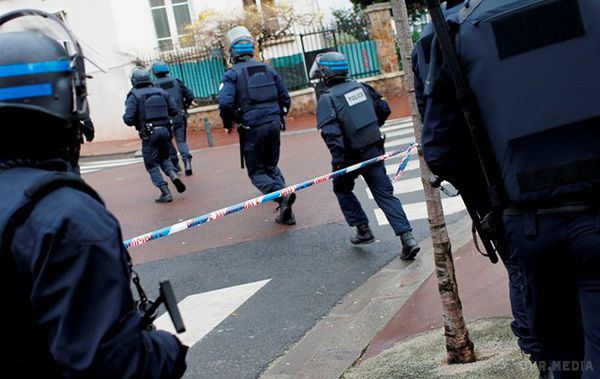  Невідомі захопили заручників у передмісті Парижа . Дороги поблизу місця події перекриті