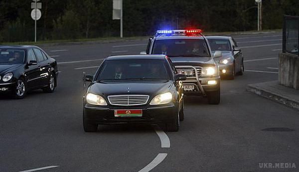 BMW врізався в кортеж президента Білорусії. Кортеж президента Білорусі потрапив у серйозне ДТП. В автоколону на шаленій швидкості в'їхав автомобіль BMW. Всі постраждалі в аварії госпіталізовані.