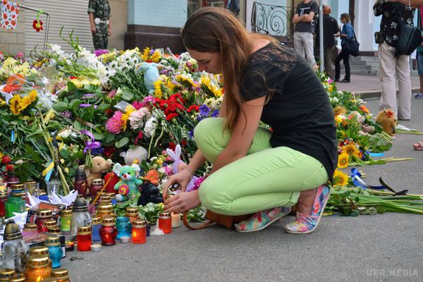  В річницю авіакатастрофи Боїнга, в Україні вшанують пам'ять загиблих. Сьогодні в Україні згадуватимуть та вшановуватимуть пам'ять жертв катастрофи «Боїнга 777» авіакомпанії «Малазійські авіалінії», яка сталась рік тому на сході України