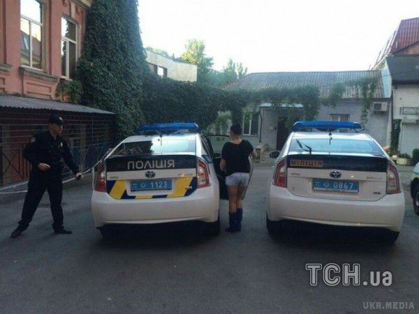 В центрі Києва поліція накрила бордель (фото). Нова поліція вранці 17 липня в центрі Києва викрила бордель