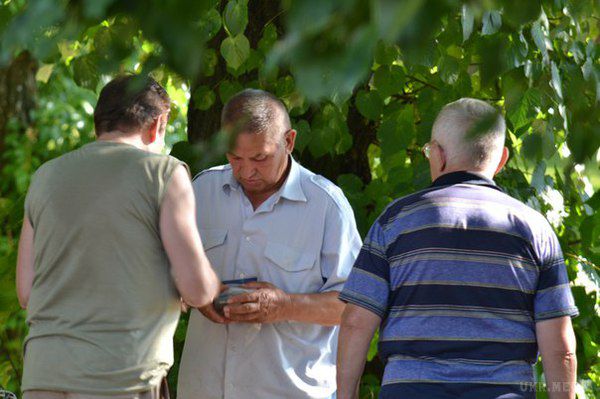  У Львові проплачені сепаратисти вимагали автономії для Галичини (фото). Організатори розраховувалися з учасниками акції у найближчих провулках.