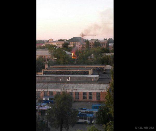 Донецьк  тремтить від залпів, пожежа. У соцмережах повідомляють про бої, горять будинки

