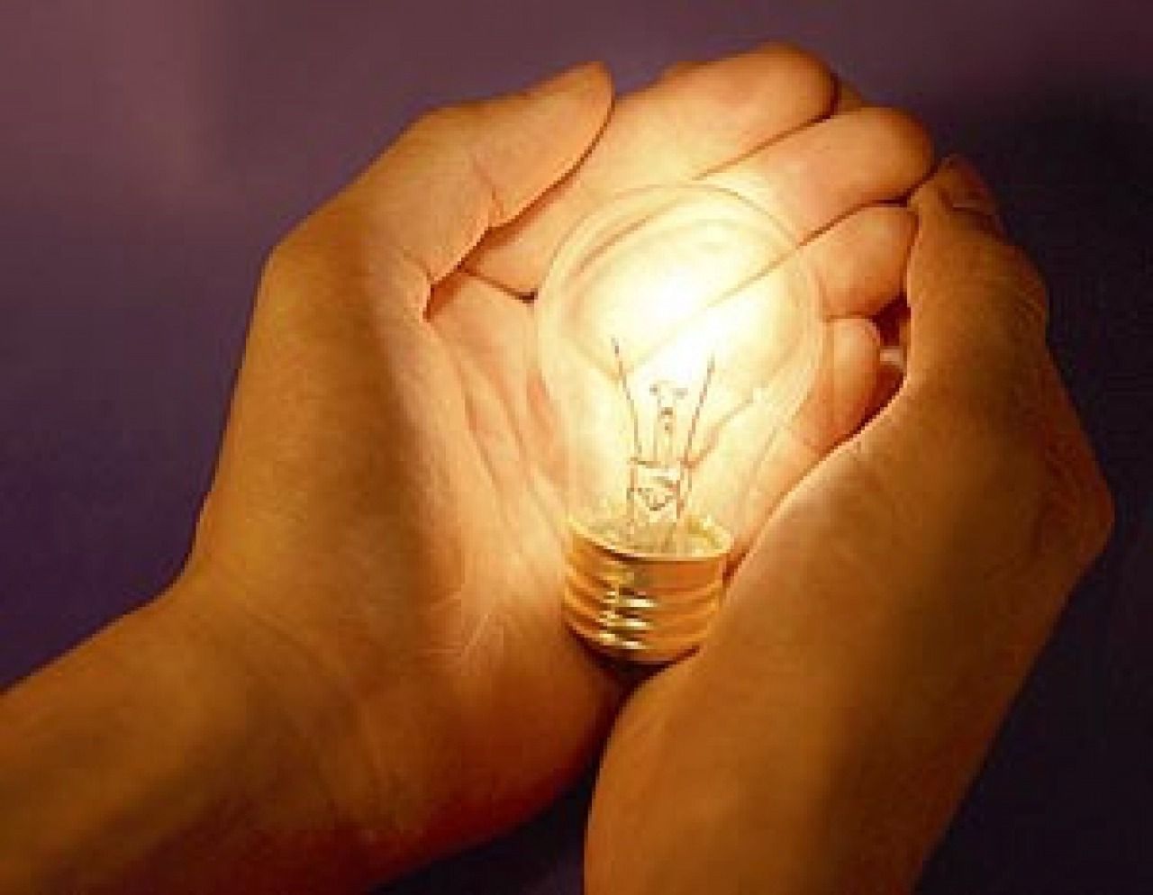 Як українці економлять на електриці після підвищення тарифів. Високі тарифи на електроенергію спонукають українців шукати нові способи заощадження.