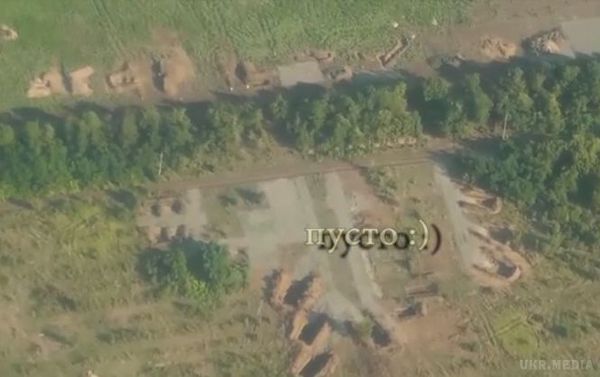  Відсутність військової техніки ЗС РФ на колишніх позиціях зафіксувала аеророзвідка (відео). Через місяць після російських танків залишилися тільки окопи