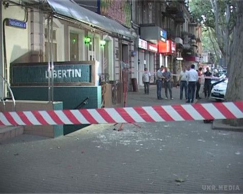 Сьогодні, вранці в центрі Одеси пролунав вибух (фото). У результаті спрацьовування вибухового пристрою, закладеного під двері невідомою особою, постраждав охоронець закладу