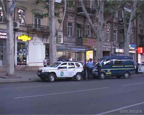 Сьогодні, вранці в центрі Одеси пролунав вибух (фото). У результаті спрацьовування вибухового пристрою, закладеного під двері невідомою особою, постраждав охоронець закладу