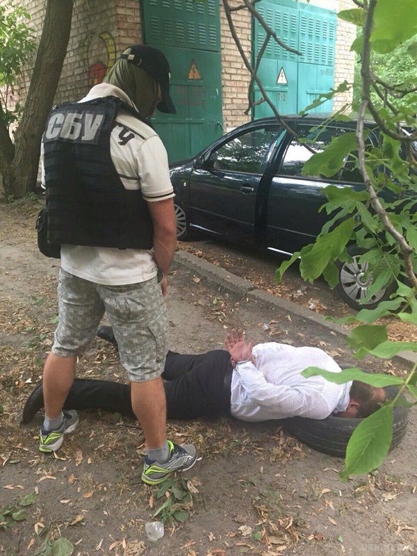  За наркоторгівлю ГПУ затримала прокурора. ГПУ спільно з СБУ затримала співробітника київської обласної прокуратури Олексія Куца за підозрою в систематичній наркоторгівлі.