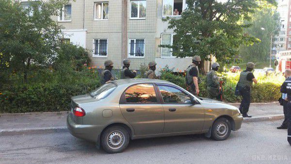 У Львові зі стріляниною звільнили заручників, яких утримувала банда кавказців. В ході спецоперації квартиру, де засіли зловмисники, взяли штурмом.
