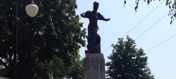  Пам'ятник, "депортований" з Криму, встановили в Харкові (відео). Севастопольський монумент гетьману Сагайдачному демонтували після анексії півострова Росією