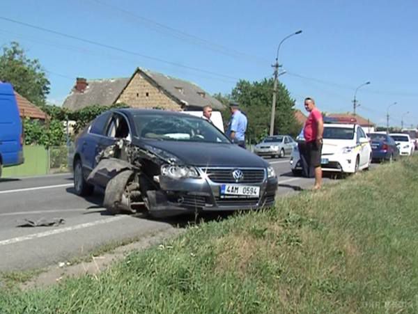 Закарпаття. ДТП  на трасі Київ - Чоп (ФОТО). Сьогодні, 21 липня у селі Ракошино Мукачівського району Закарпаття на трасі Київ - Чоп сталася ДТП, учасниками якого стало кілька автомобілів.