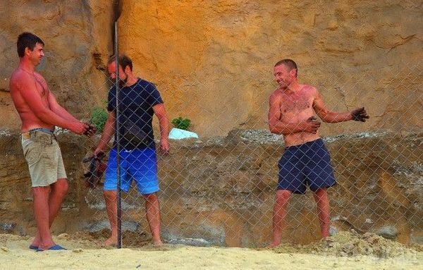Оце так- В Одесі звільнений пляж екс-регіонала знову обносять парканом (фото). Робітники, що натягують сітку, нічого не пояснюють про свою роботу і ''кивають'' на вище начальство.
