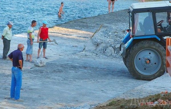 Оце так- В Одесі звільнений пляж екс-регіонала знову обносять парканом (фото). Робітники, що натягують сітку, нічого не пояснюють про свою роботу і ''кивають'' на вище начальство.