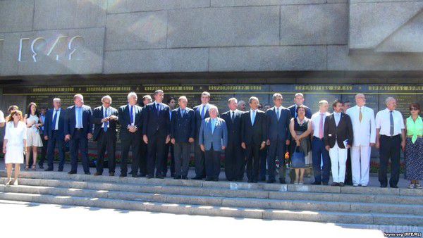 У мережі з'явилися фото візиту французьких депутатів у Крим. Французи відвідали Севастополь, Сімферополь і Ялту