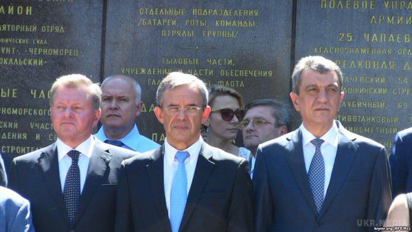 У мережі з'явилися фото візиту французьких депутатів у Крим. Французи відвідали Севастополь, Сімферополь і Ялту